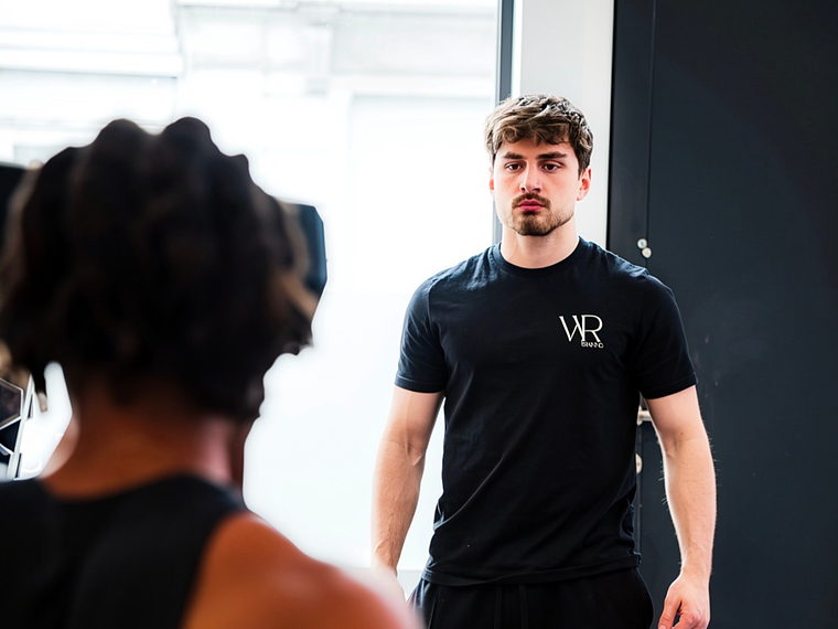 Le coach, face à son client, suit l’exercice en cours